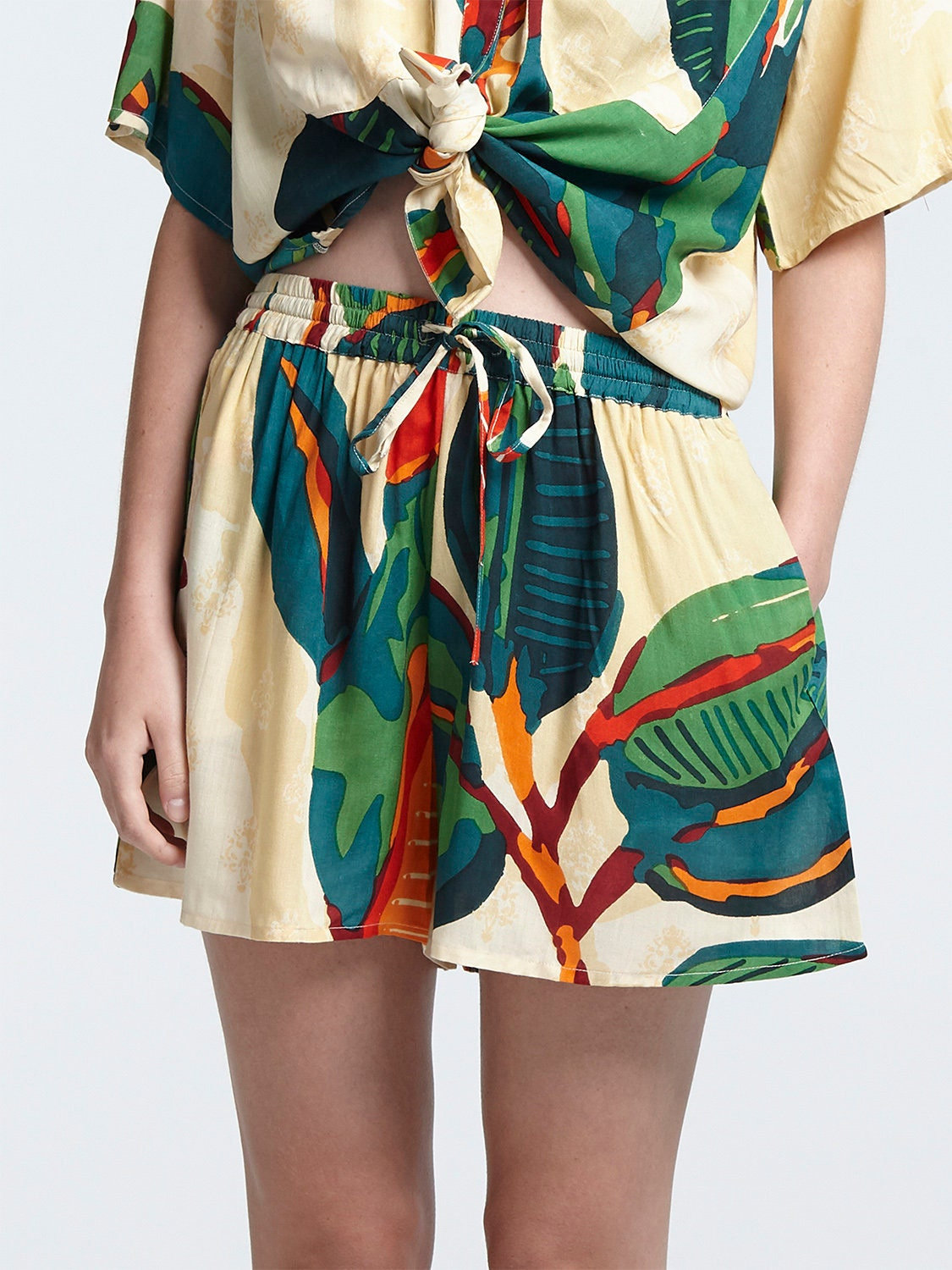 Women’s Tropical Leaf Print High Rise Vacation Shorts - alternate view